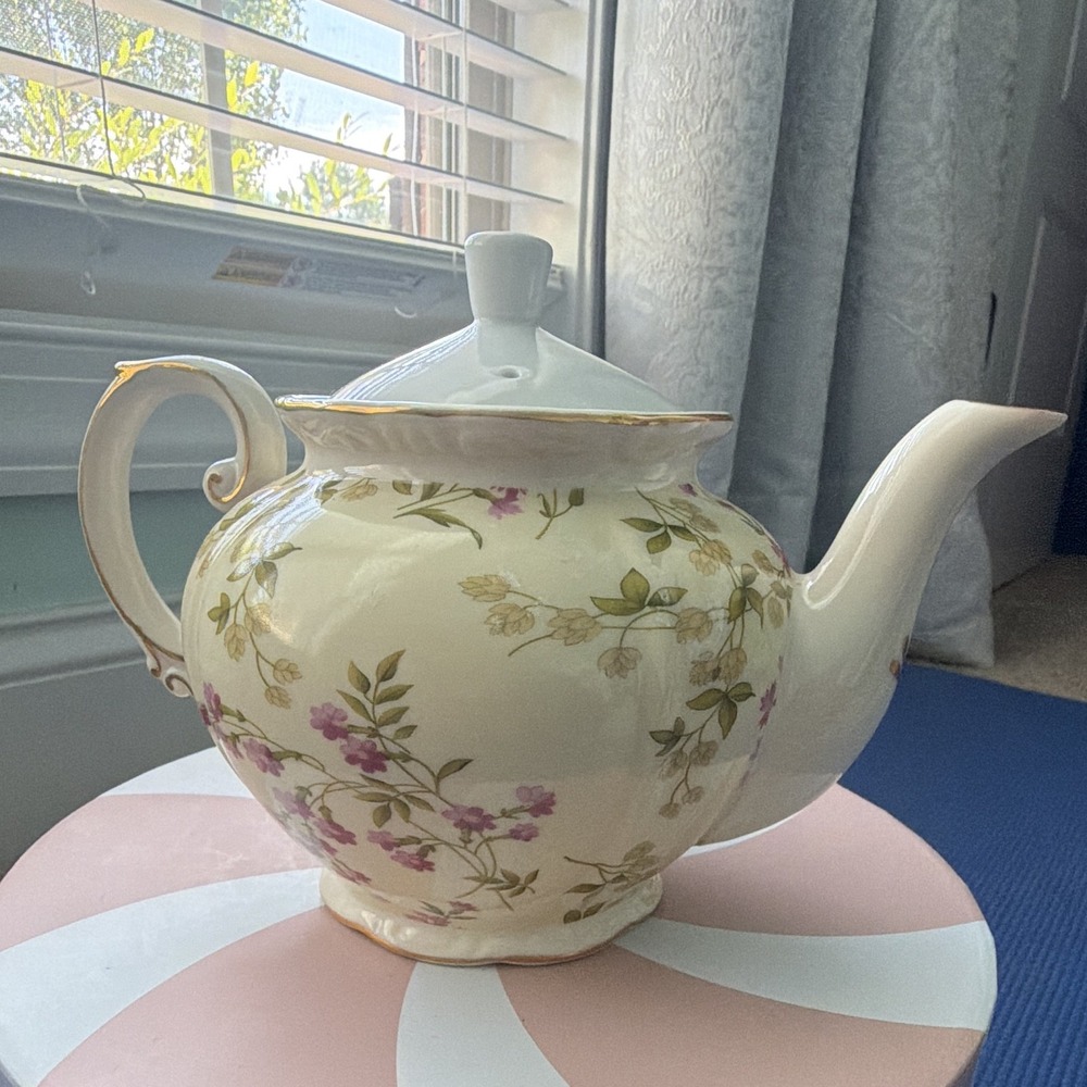 Vintage Gracie China Floral Ceramic Teapot with Gold Trim In Excellent Condition